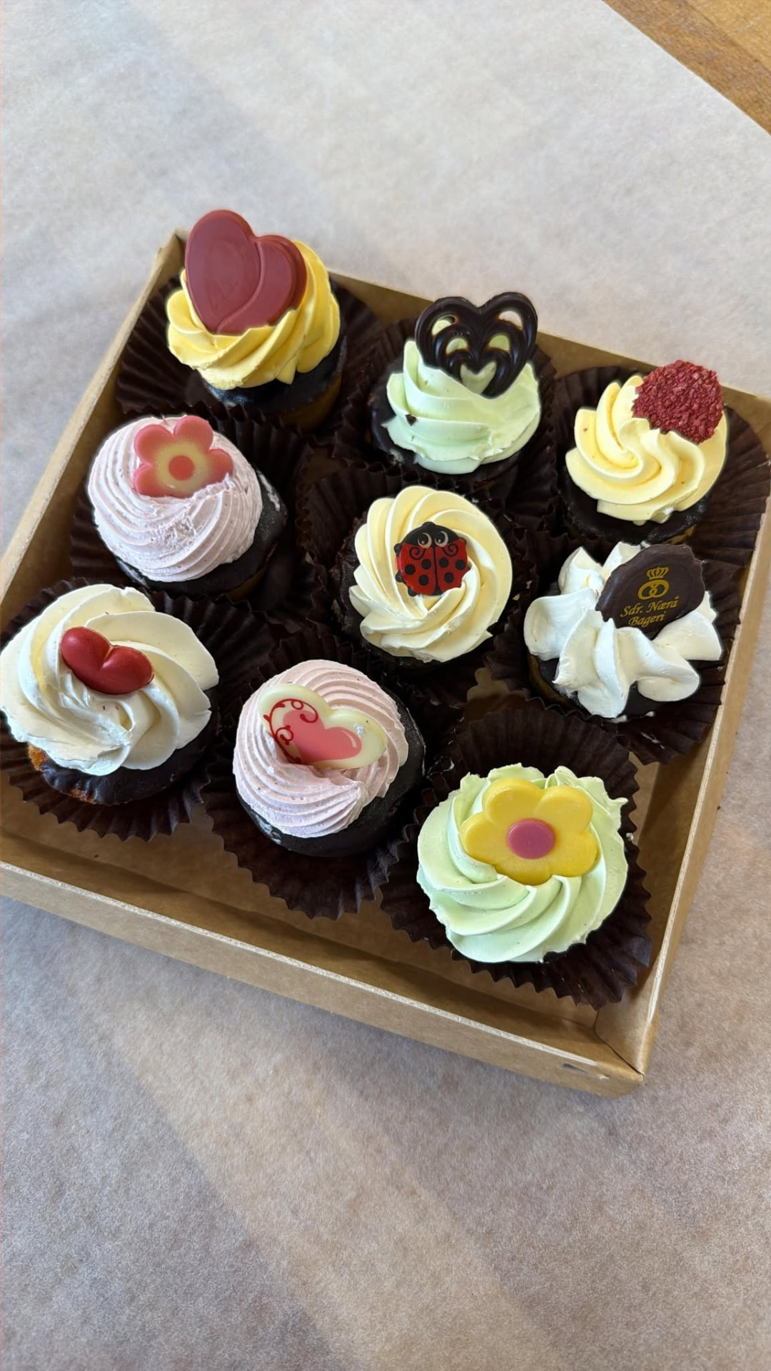Håndpyntede cupcakes i æske
